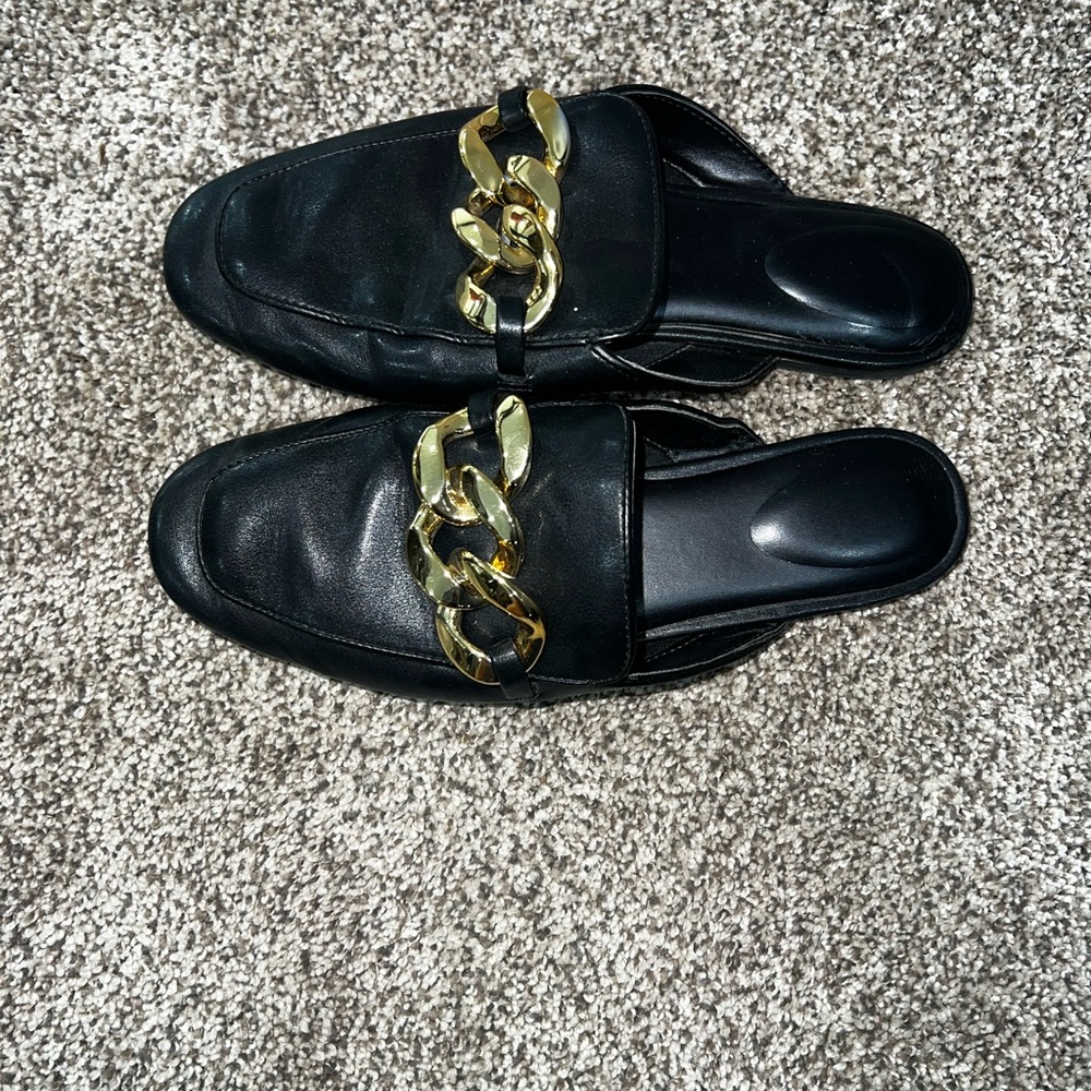 Elegant Black Women's Loafers with Gold Chain